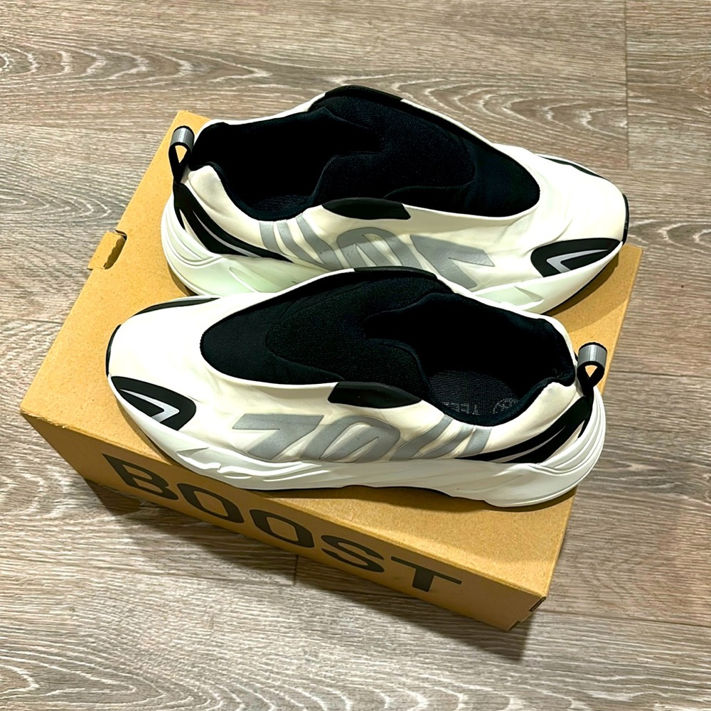 YZY - Yeezy - 700